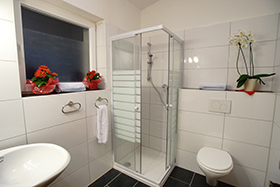 Zimmerbeispiel im Sportclub Zillertal Badezimmer im Sportclub Zillertal